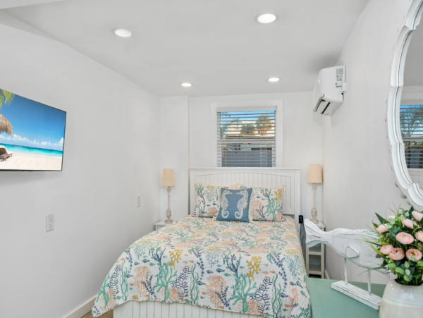 Fort Myers Beach Vacation Rental - Spacious 6 Bedroom Coastal Retreat Near Beach